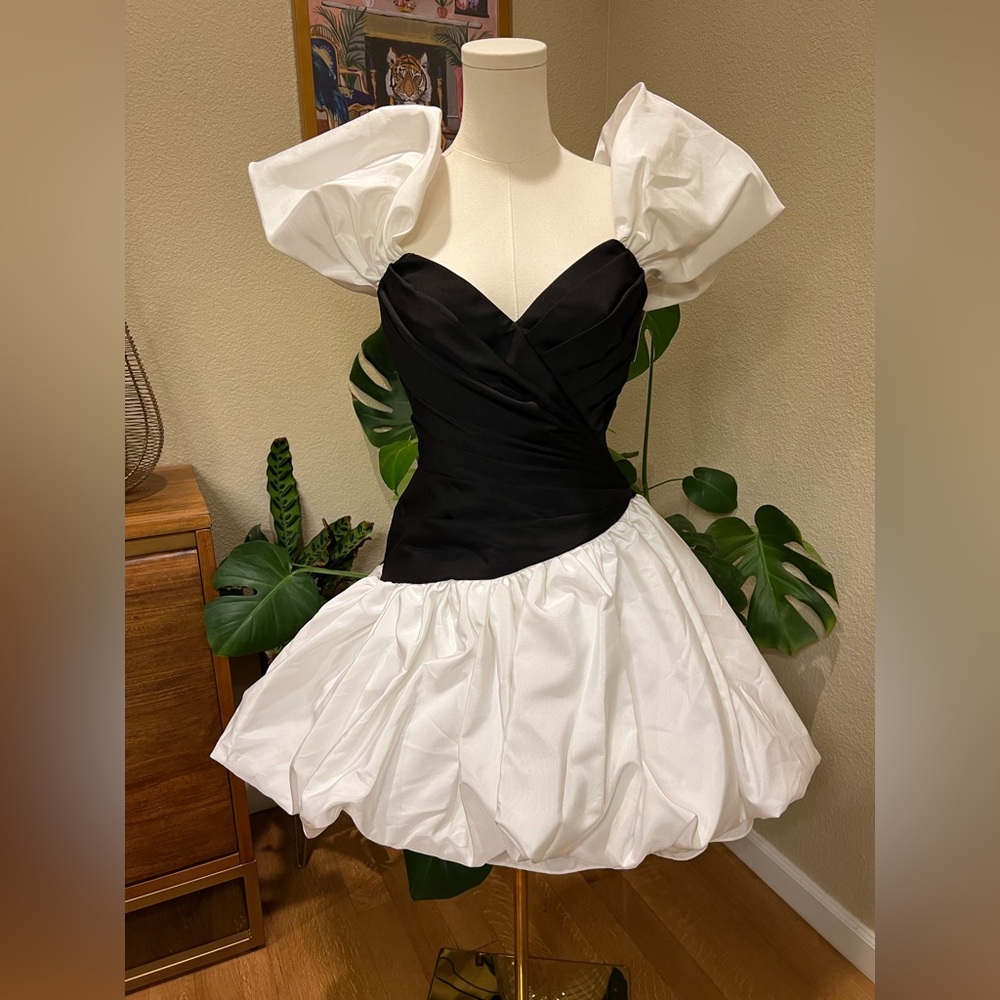 Vintage En Francais Black and White Party Dress - Size 8